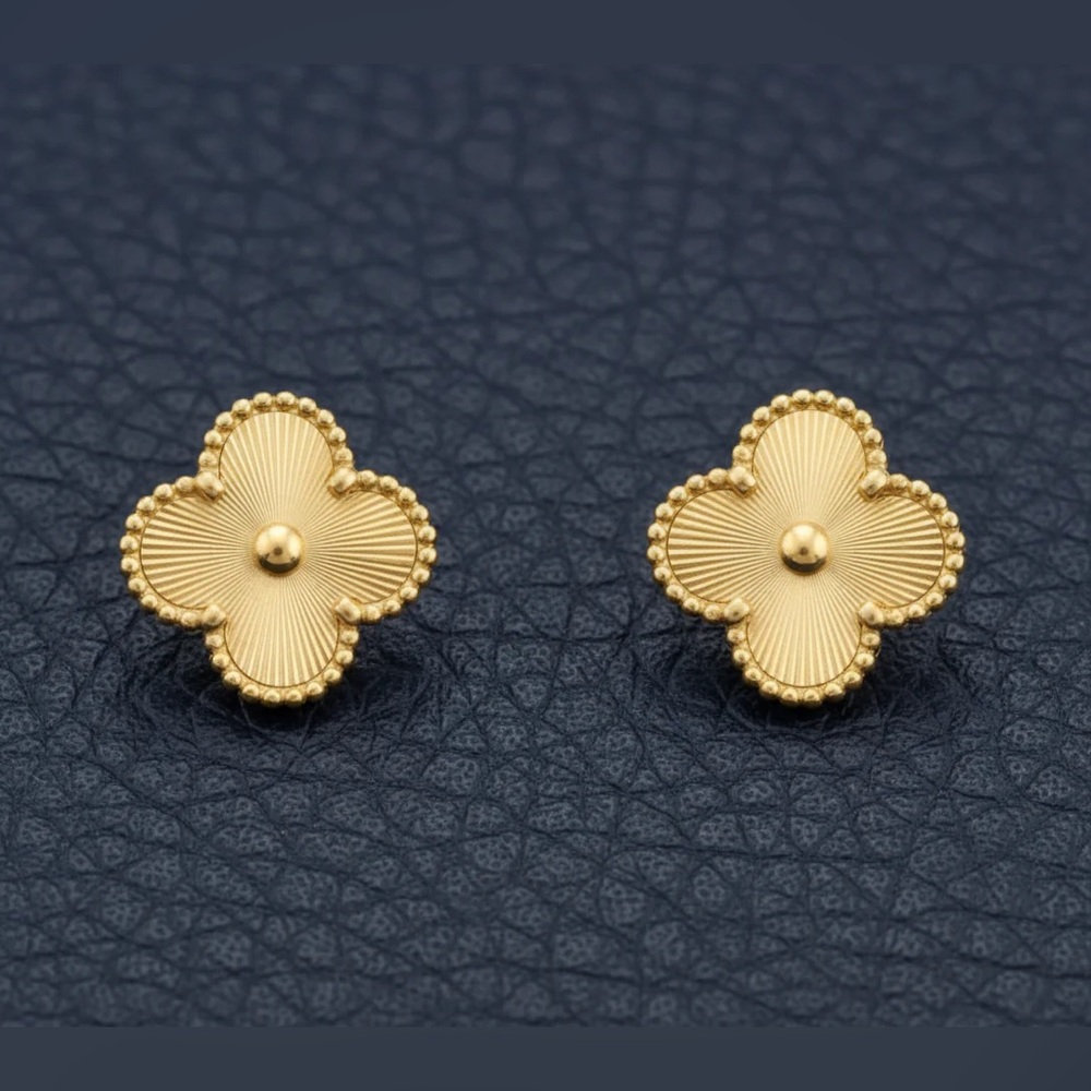 ❤️SOLD❤️Elegant VCA Gold Flower Stud Earrings